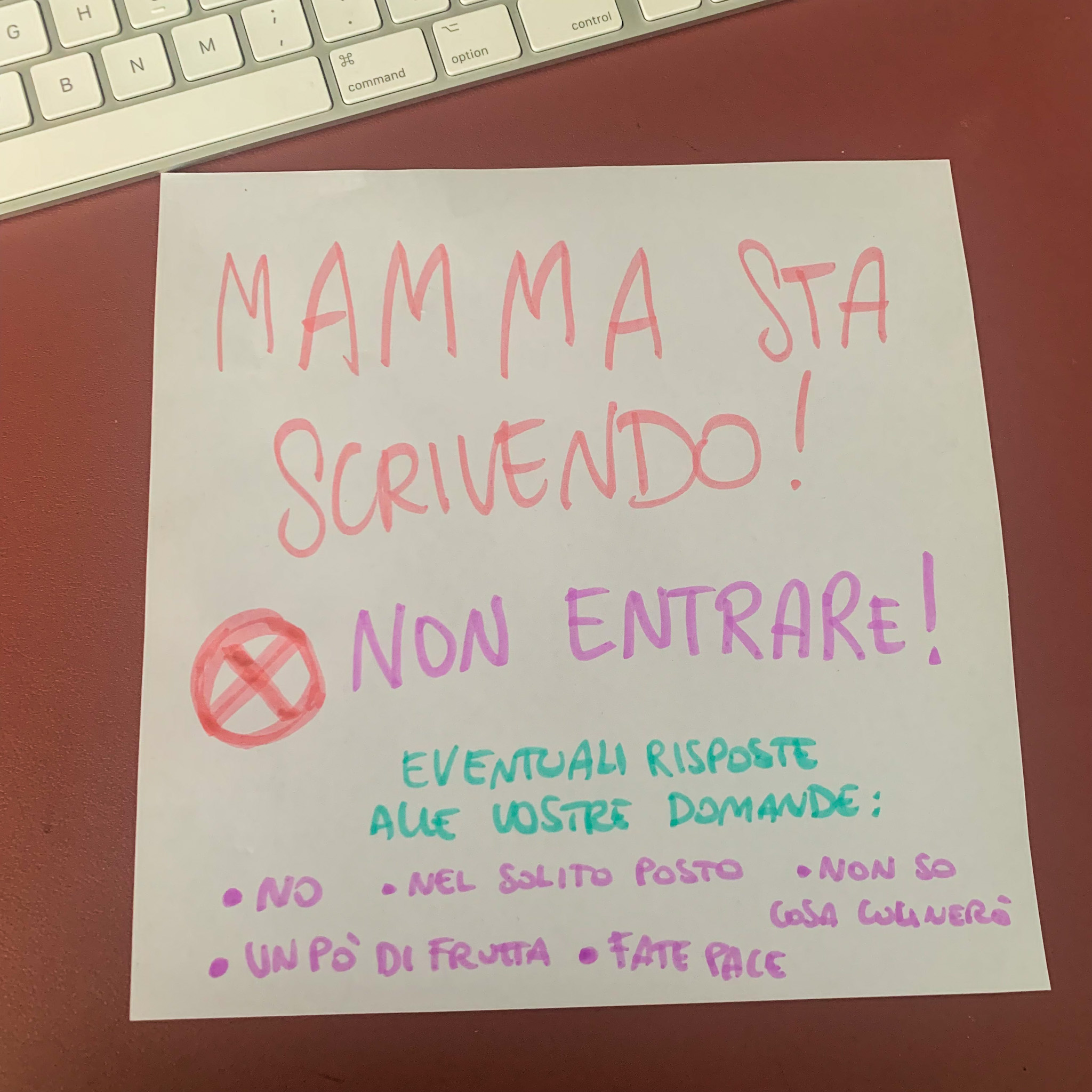 cartello mamma sta scrivendo